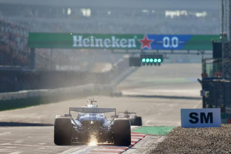  申城赛道沸腾周末；F1中国站创观赛纪录，旅游商贸多业态联动释放巨大活力。 体育新闻