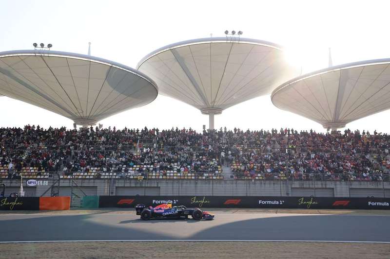  申城赛道沸腾周末；F1中国站创观赛纪录，旅游商贸多业态联动释放巨大活力。 体育新闻