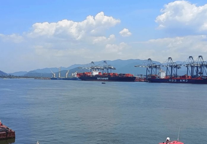  美国驻圣保罗总领事公开表态，巴西桑托斯港竞标引发关注。 新闻