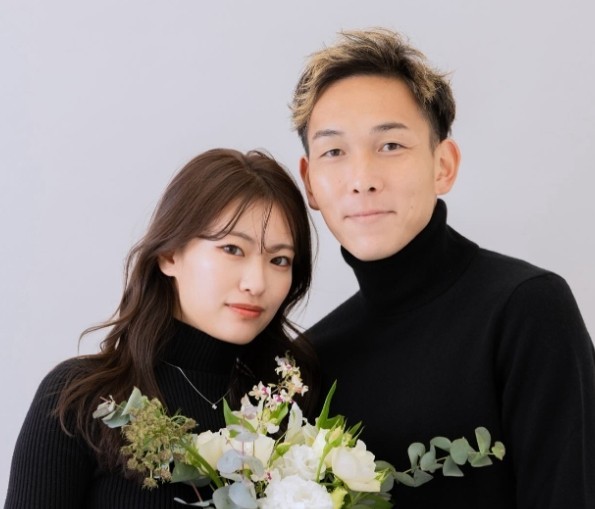  邦本宜裕妻子社交发声事件，媒体求证后揭露真相；铁人队内部澄清，球员忠诚获赞。 体育新闻