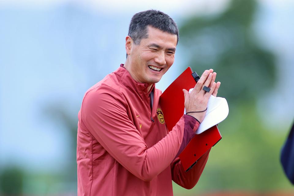  绿茵哲学与战术重构：邵佳一的国足首秀与“无友谊赛”意志 体育新闻