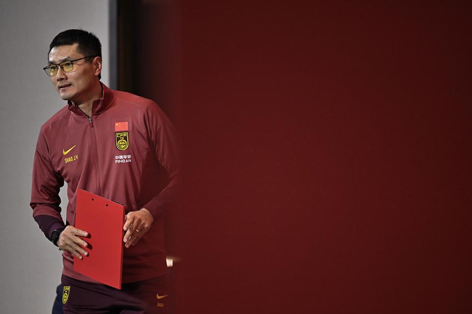  绿茵哲学与战术重构：邵佳一的国足首秀与“无友谊赛”意志 体育新闻