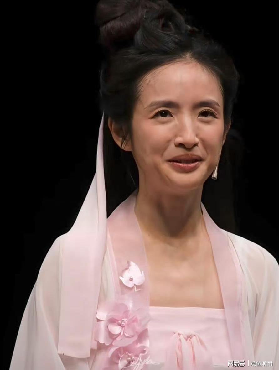  从灵气的起点到话剧的舞台：林依晨43岁的职业转型深层解析 娱乐新闻