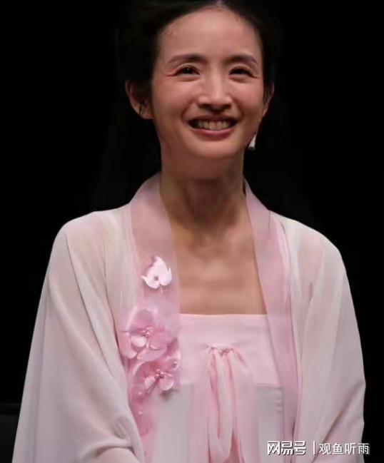  从灵气的起点到话剧的舞台：林依晨43岁的职业转型深层解析 娱乐新闻